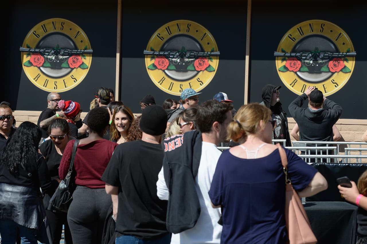 Sólo había 250 entradas, para fans de corazón. La banda puso los boletos a la venta en sólo 10 dólares, pero dos horas antes de que iniciara el show, ya se vendían hasta por 2 mil dólares.