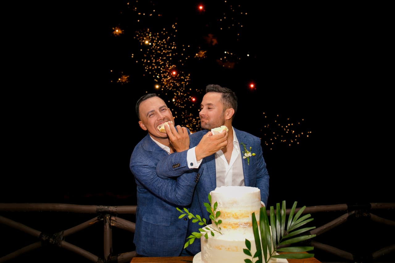 A través de su cuenta en Instagram, el show matutino Despierta América felicitó a la pareja por su romántica unión: "Muchas felicidades a Luis Sandoval y Renato Pérez porque este fin de semana unieron sus vidas en una ceremonia que se llevó a cabo en Puerto Vallarta, Jalisco Mx"