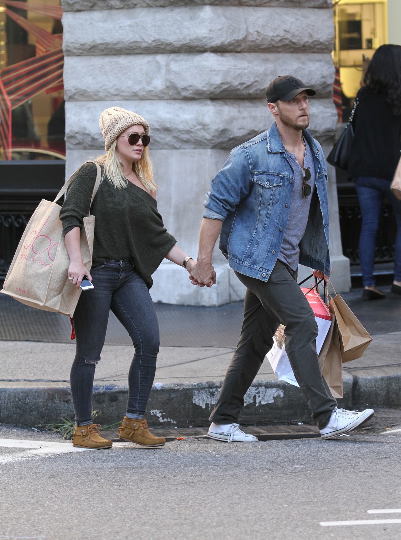 Hilary Duff fue captada por los paparazzi con su nuevo galán.