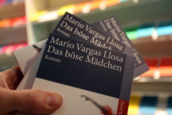 Mario Vargas Llosa se convirtió en el décimo escritor de lengua española y en el sexto latinoamericano distinguido por el Premio Nobel. El mexicano Octavio Paz (1990), el colombiano Gabriel García Márquez (1982), el chileno Pablo Neruda (1971), el guatemalteco Miguel Angel Asturias (1967) y la chilena Gabriela Mistral (1945), lo habían precedido en la lista de laureados.