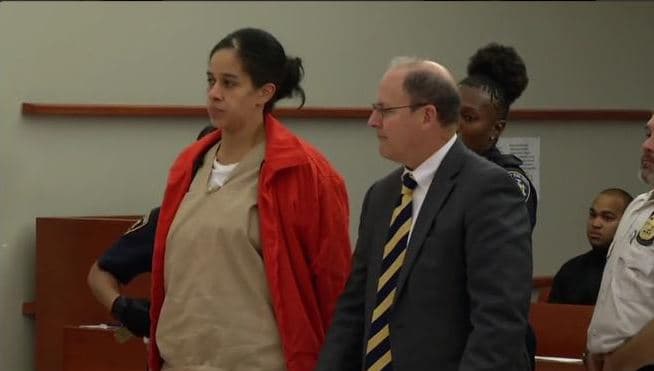 La madre acusada de lanzar a recién nacida por la ventana es "dulce y tímida"