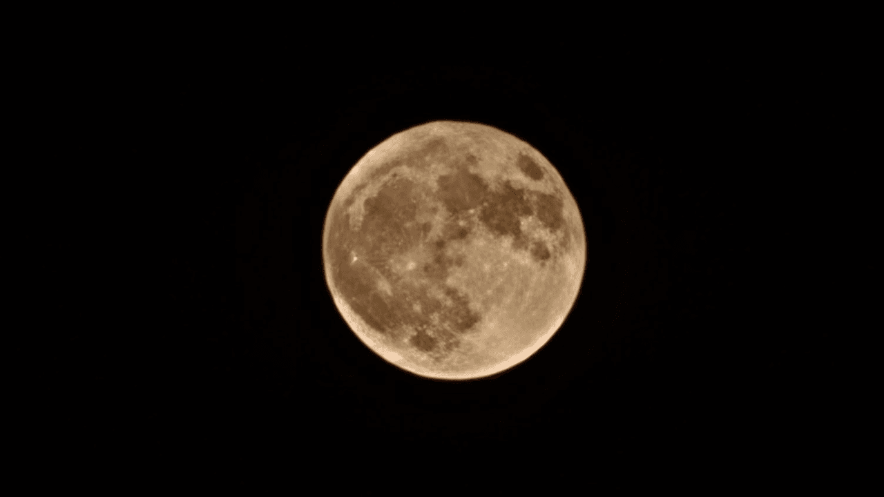 Otra televidente desde la zona de Dallas-Fort Worth capta esta imagen del imponente satélite.