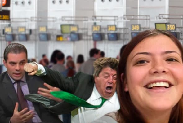 Tomándose una 'selfie' con la pelea de fondo.