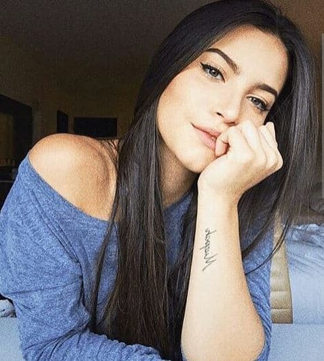 Ha trabajado como niñera y le gustaría estudiar vocal performance.