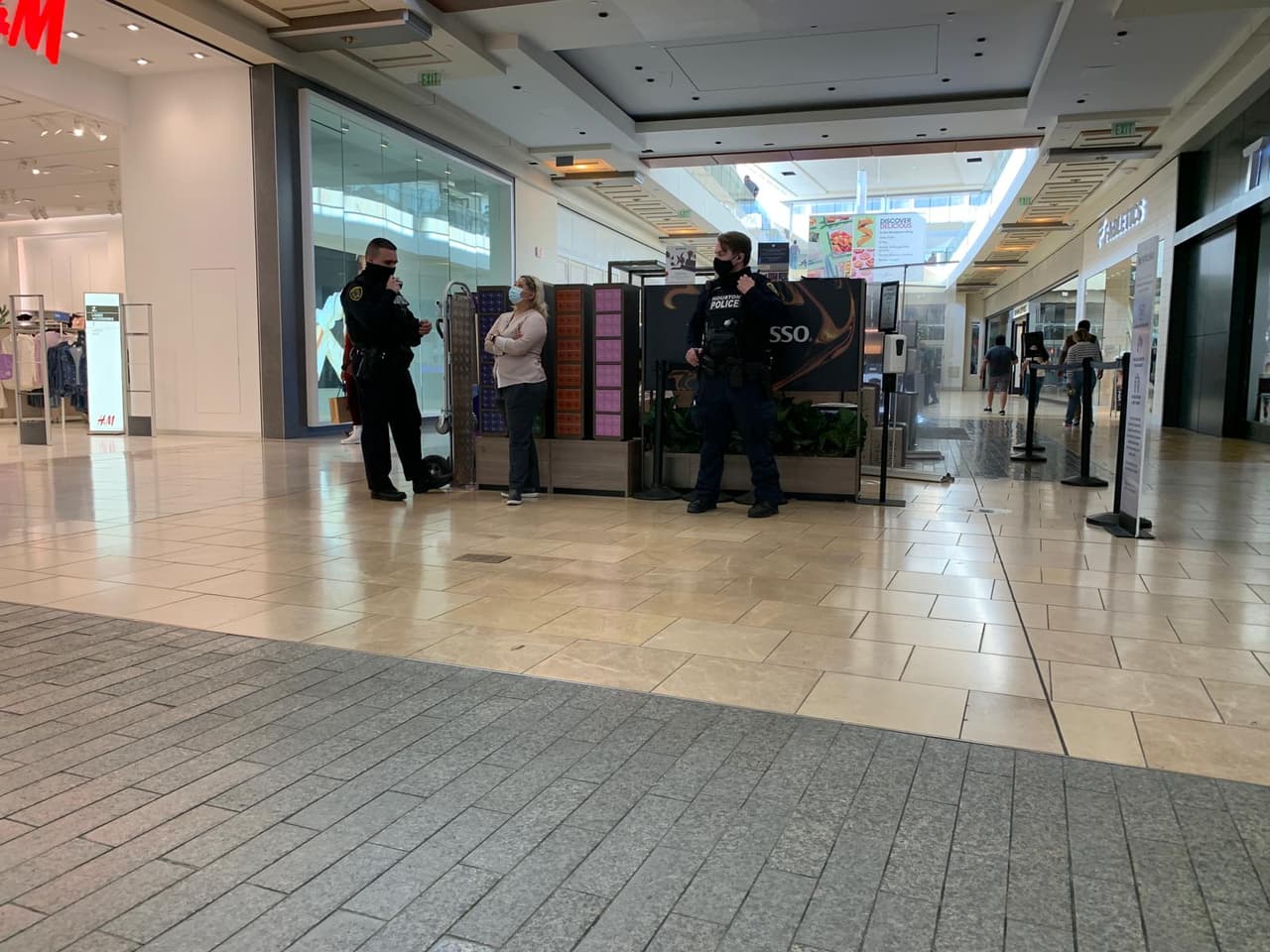 Algunos, como una usuaria identificada como 
<a href="https://twitter.com/seleneeei/status/1373378425340137473">@seleneeei </a> aseguraba que en el mall había un tiroteo y que “en la vida nunca había estado tan asustada”.
<br>
<br>