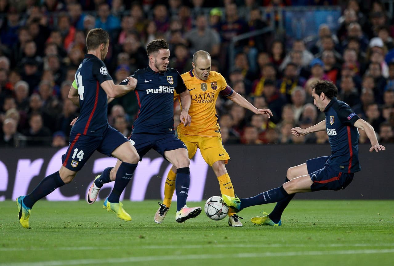 Andrés Iniesta era de los que se las ingeniaba para sacarse jugadores del 'Aleti' con un juego plagado de magia y fintas que engañaban al más reacio de los defensores visitantes.