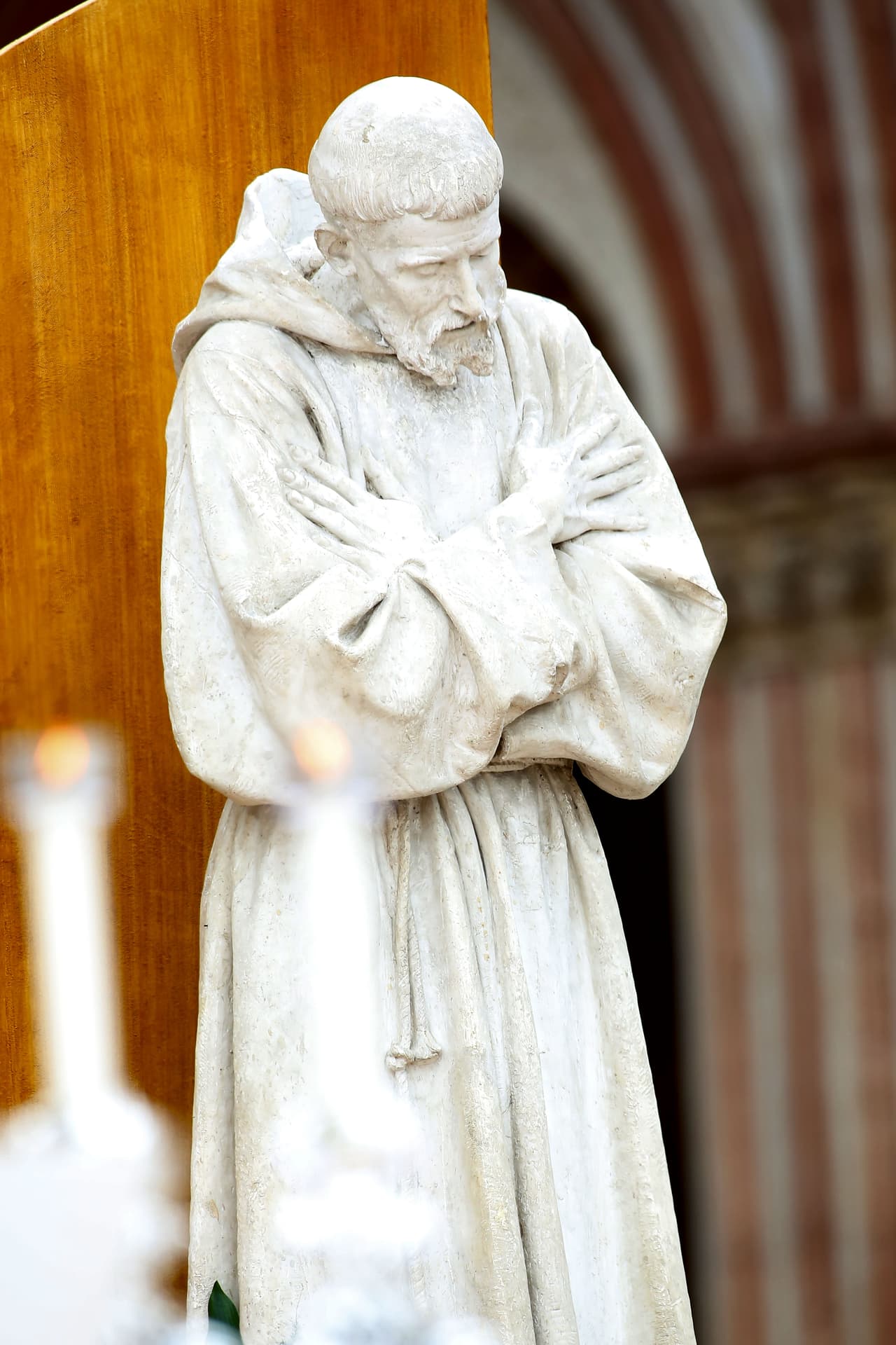 Y aunque se llamaba Giovanni (Juan), al pequeño se le conocía más como Francesco también por su afición a la lengua francesa y a los cantos de trovadores. De joven vivió cómodamente entre lujos y riqueza, gastando mucho dinero y con ambiciones de ser gran empresario.