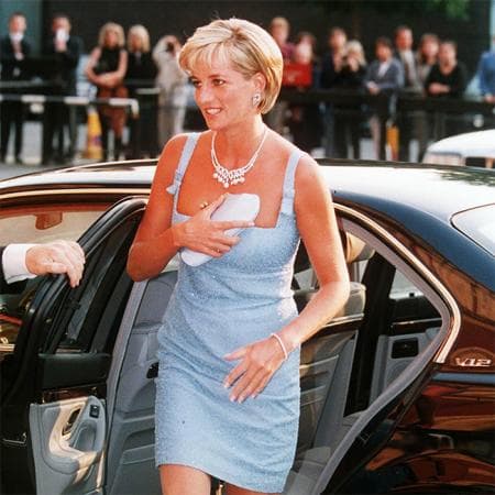 El vestido original lo usó Lady Diana durante una recepción en el 
<b><a href="https://www.royal.uk/royal-residences-kensington-palace">Palacio de Kensington</a></b> (donde ahora reside 
<b><a href="https://www.univision.com/entretenimiento/de-la-cabeza-a-los-pies-esto-cuesta-el-outfit-de-meghan-markle-en-su-primer-acto-oficial-como-duquesa">Meghan Markle</a></b>) el 2 de junio de 1997 (un mes antes de su muerte). Este traje y la versión que se subastará se parecen al vestido de esta foto.