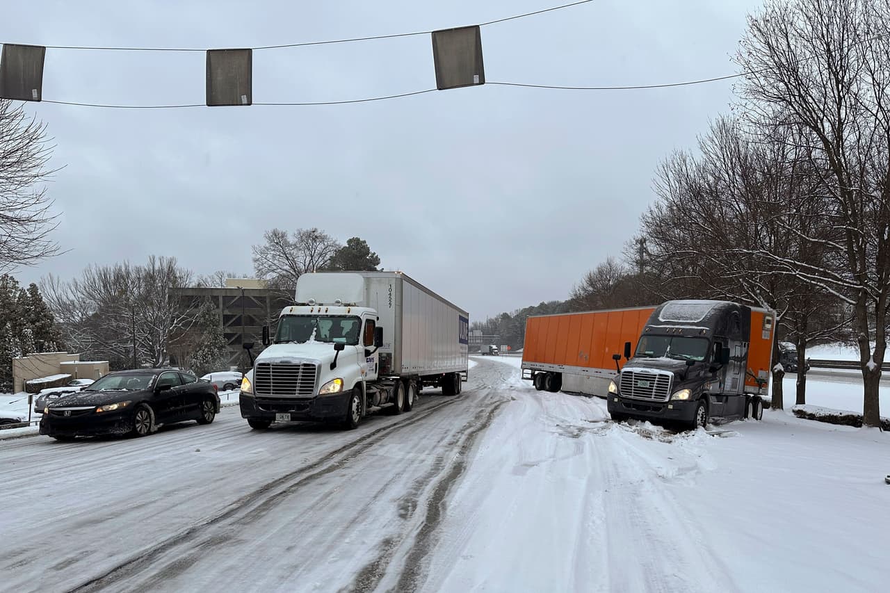 El inusual evento meteorológico 
<b>causó problemas en las carreteras por lo resbaladizo del pavimento</b> y presencia de hielo.
<br>
