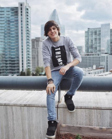 Christopher trabajó limpiando zapatos en New York por un tiempo, hasta que llegó a las audiciones de La Banda. 
<a href="http://www.univision.com/shows/la-banda/christopher-velez-de-cnco-logro-mas-que-un-american-dream-fotos" target="_blank">Más sobre Christopher aquí.</a>