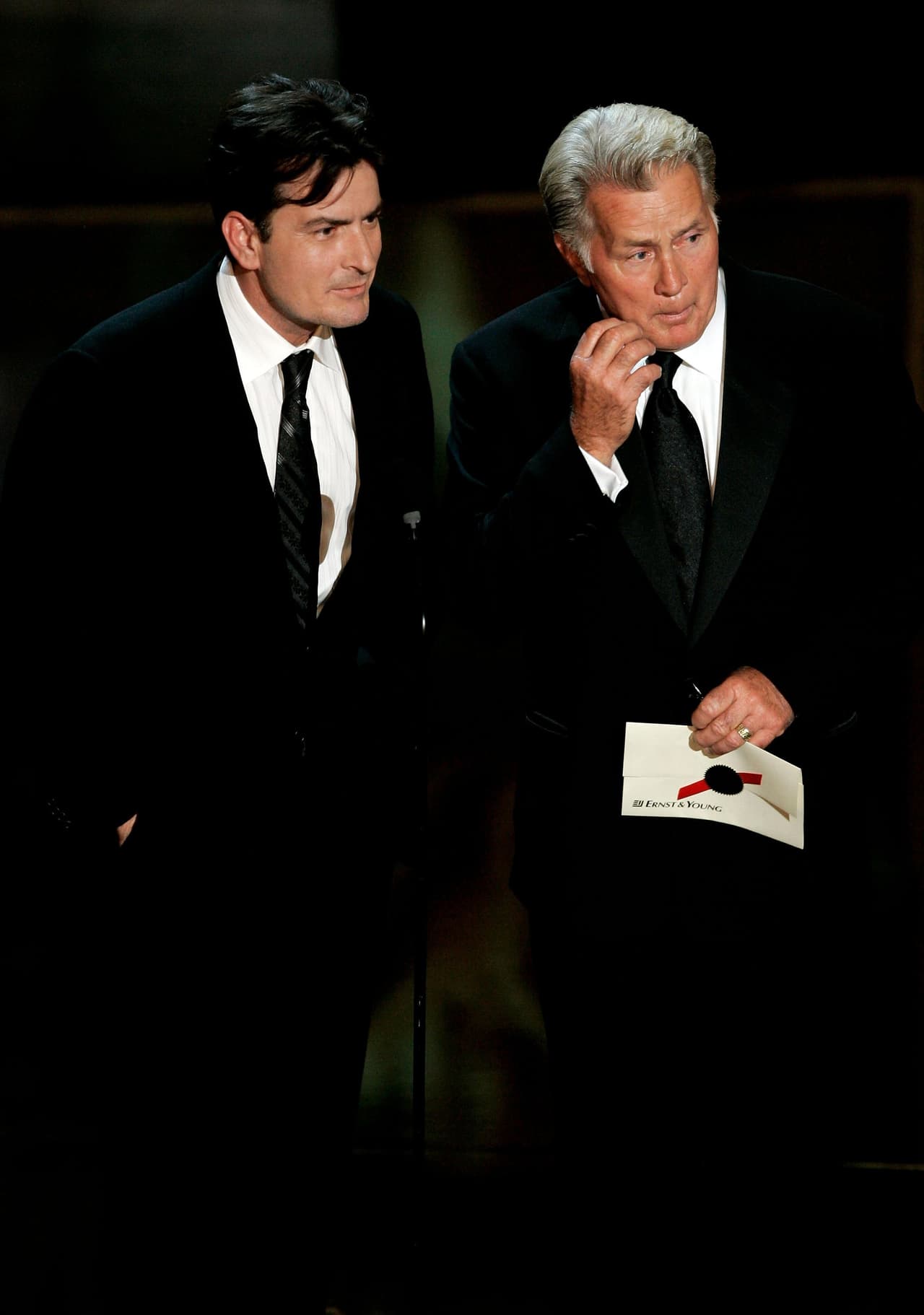 Los polémicos Martin y Charlie Sheen aparecen juntos en ‘Wall Street’.