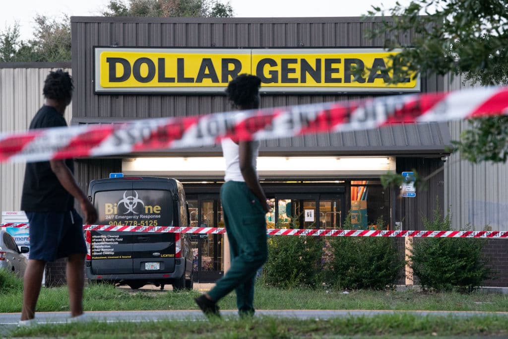Tienda Dollar General precintada, donde ocurrió un tiroteo de motivación racista en Jacksonville, Florida.