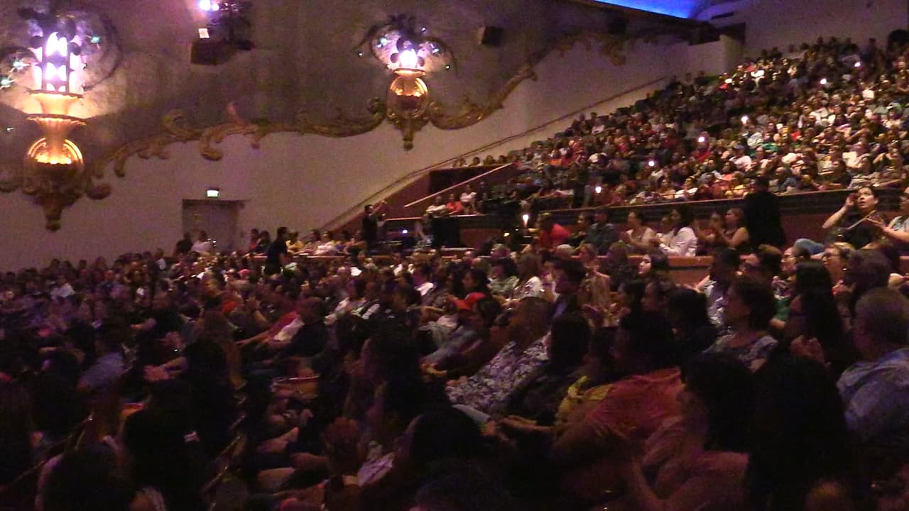 Cientos de personas asistieron a la presentación en el teatro Crest en el centro de Sacramento.