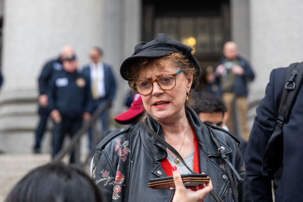 La actriz Susan Sarandon se unió a las protestas frente al juzgado, donde cientos de manifestantes ondearon banderas palestinas y corearon consignas pidiendo la liberación de Khalil. "Independientemente de la postura sobre el genocidio, la libertad de expresión es un derecho que todos tenemos", declaró Sarandon a la prensa.