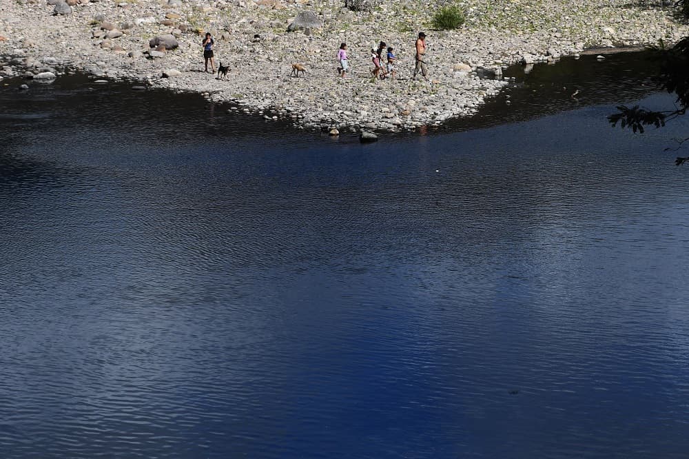 Ecologistas en la región señalan directamente de esta situación a la industria del café establecida en la ciudad guatemalteca de Esquipulas. El agua utilizada para despulpar y lavar el café es lanzada al río y, por su composición química y espesura elimina el oxígeno del río, por lo que los peces mueren por asfixia.