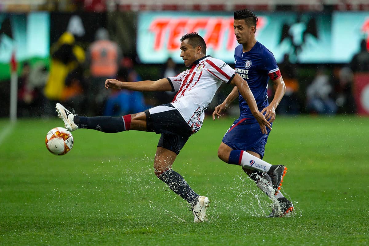 El lateral de Chivas Edwin Hernández, tuvo salida y actividad importante en el juego para su equipo.
