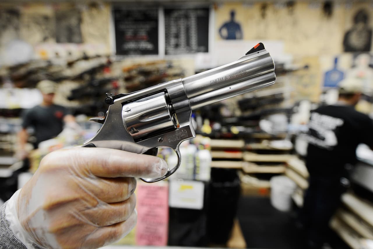 Legislador pide suspender la venta de armas en California ante el coronavirus  