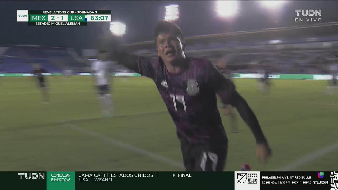 ¡Lo celebran con todo! Alí Ávila empuja la pelota y pone el 2-1 de México