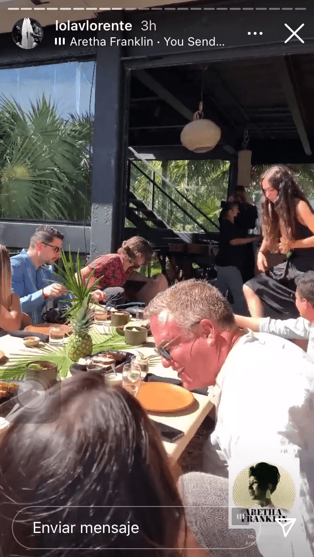 Primero, previeron casarse en agosto, y después recorrieron la fecha para principios de diciembre. Querían que la mayor parte de la familia pudiera trasladarse a México para acompañarlos. 
<br>