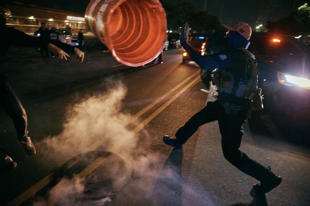 Un bote de tráfico naranja, de los conocidos como 'trafitambos' salió volando durante el enfrentamiento entre agentes de ICE y los manifestantes, la noche del miércoles.