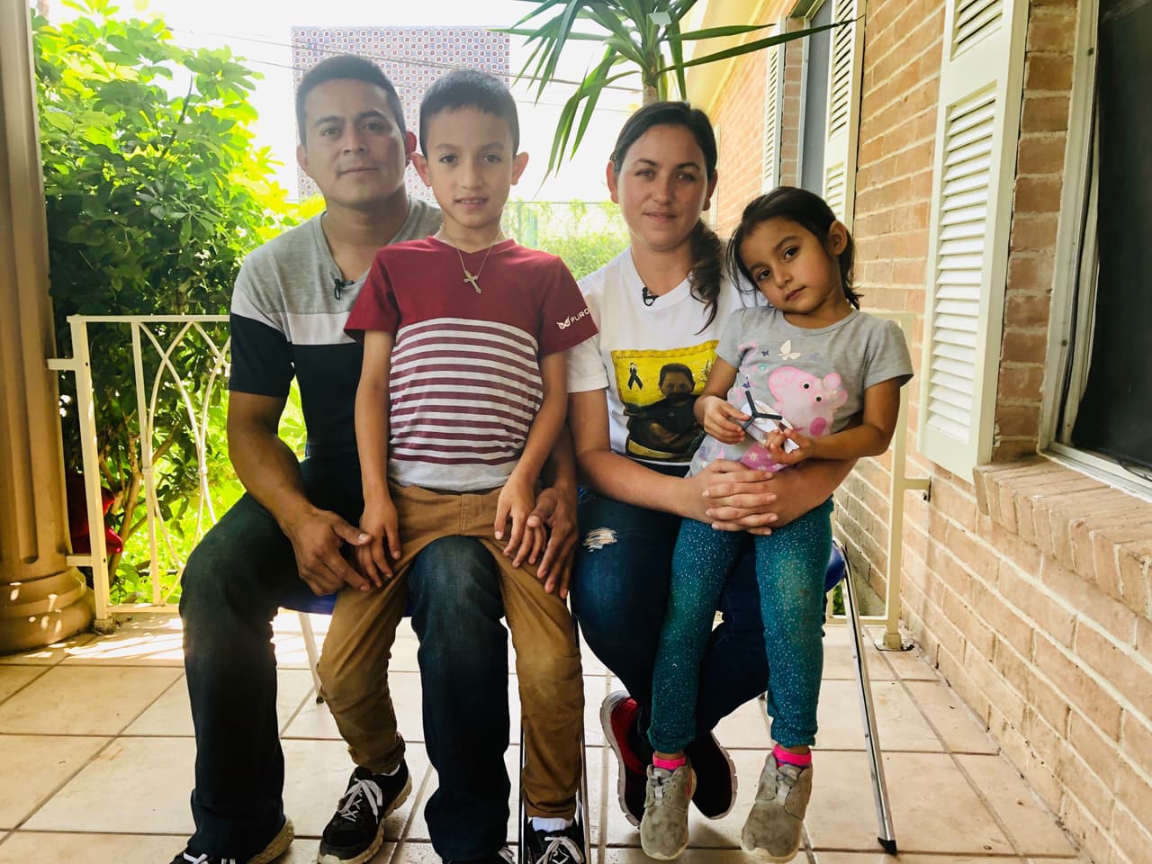 La familia Martínez en el albergue de Caridades Católicas en McAllen antes de partir a Maryland.