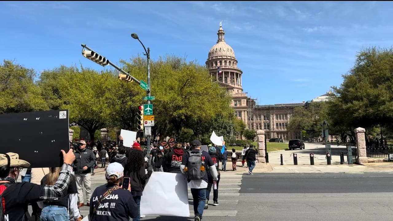 Los manifestantes
<b>caminaron por las calles del Centro de Austin rumbo al Capitolio.</b>