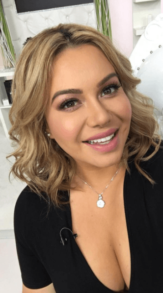 Ella sencillamente sabe bien cómo cautivar las miradas y los reflectores con su sensual y natural belleza, ¿no te parece?