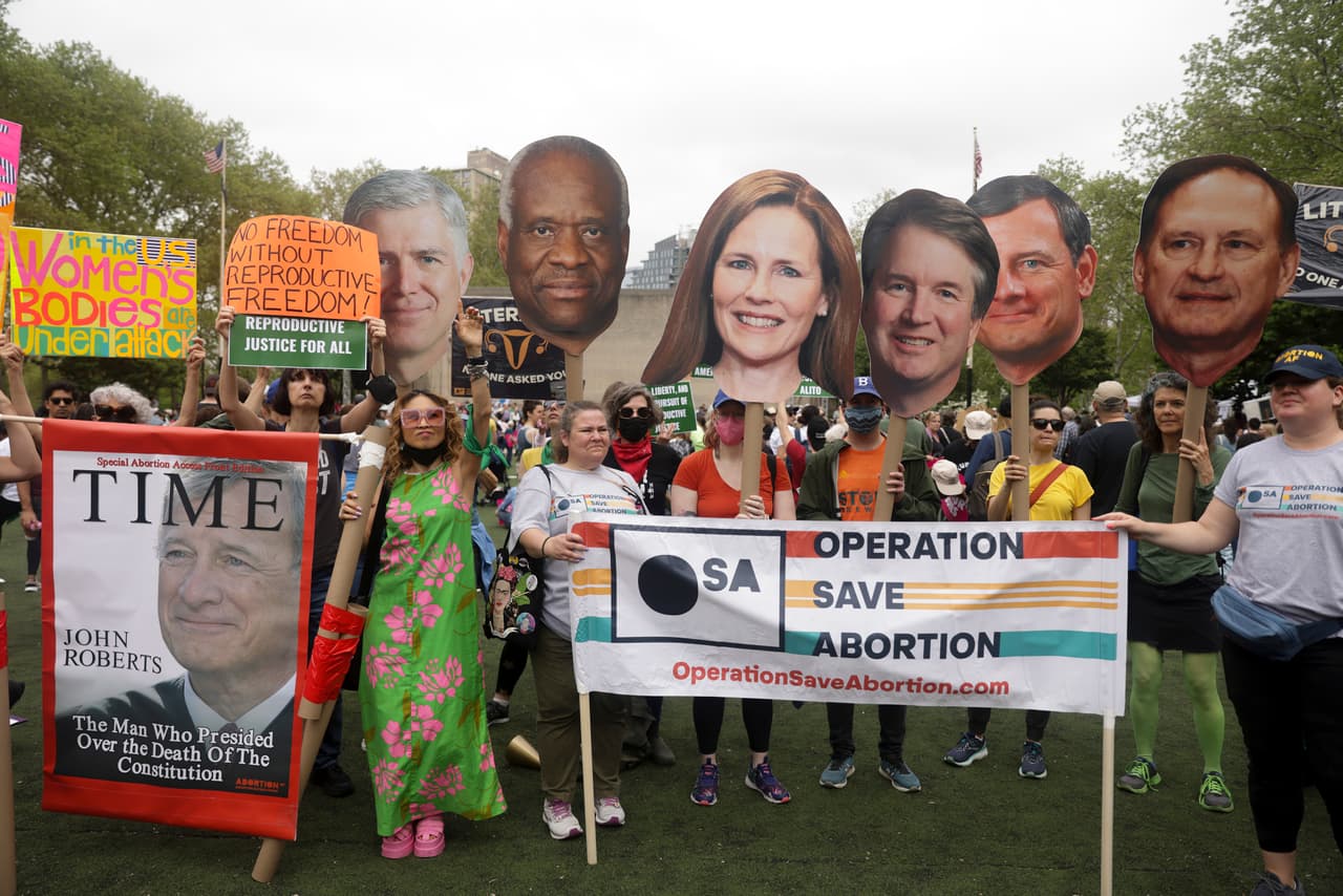 <b>"Operación salvar el aborto",</b> se lee en la pancarta de estos manifestantes de Nueva York. Este sábado, cientos de personas protestaron en ciudades de costa a costa a favor de proteger el procedimiento y en momentos en que se espera 
<a href="https://www.univision.com/noticias/justicia/mississippi-restricciones-aborto-corte-suprema-roe-vs-wade">una decisión de la Corte Suprema que puede poner fin a la histórica sentencia que en 1973</a> estableció el derecho constitucional del aborto, la 
<a href="https://www.univision.com/noticias/politica/como-roe-v-wade-cambio-vida-mujeres-estadounidenses">Roe Vs. Wade.</a> Detrás de los manifestantes se ven los rostros de 
<a href="https://www.univision.com/noticias/politica/aborto-jueces-corte-suprema">algunos de los magistrados conservadores</a> del máximo tribunal.