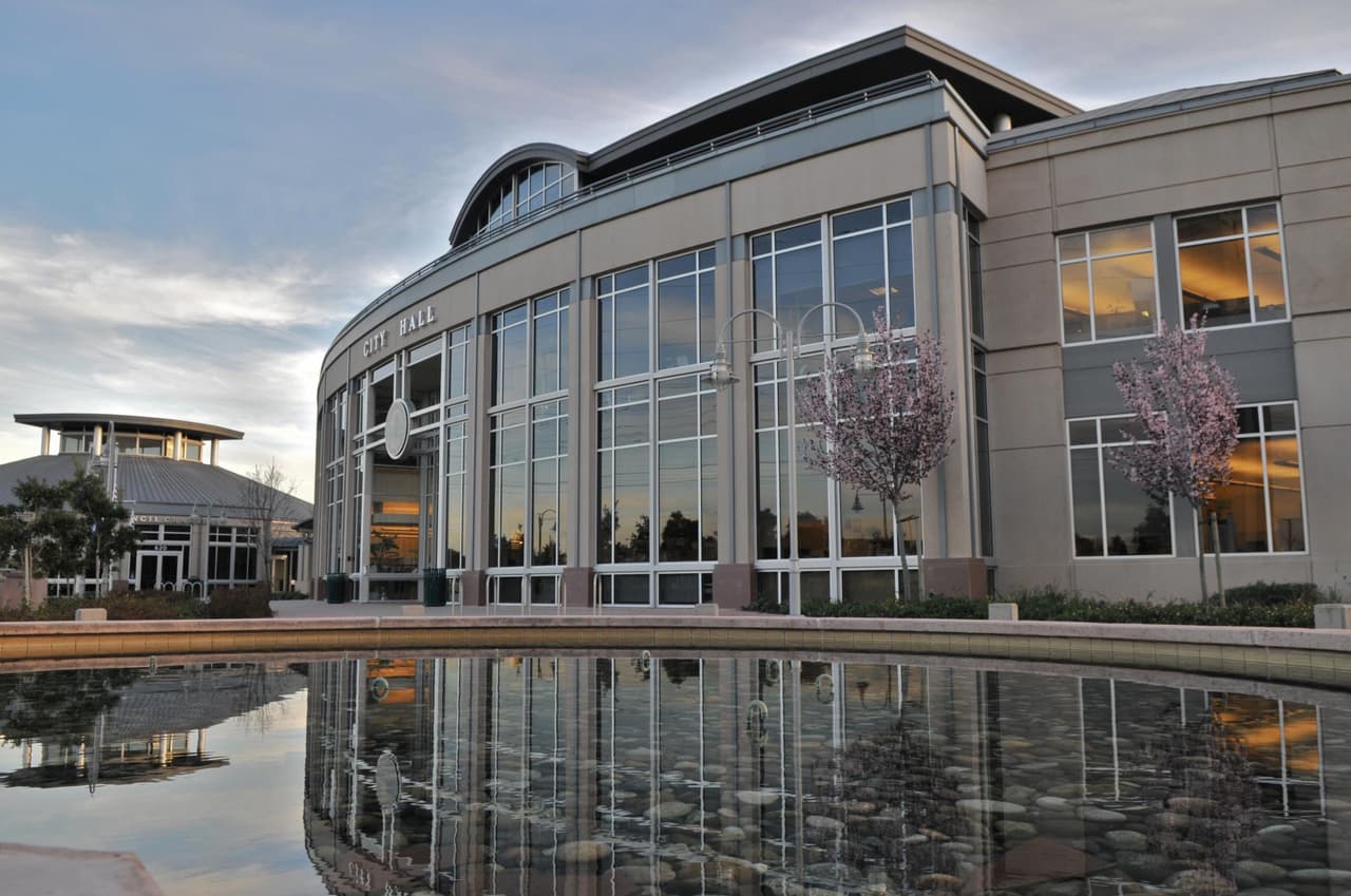 <b>Foster city,</b> en el condado de San Mateo, se ubica en el lugar 22.
<br>
<br>
<b>Población:</b> 34,808
<br>
<b>Salario promedio: </b>$136,383
<br>
<b>Tasa de crimen violento: </b>1.24 por cada mil habitantes
<br>
<b>Tasa de crimen a la propiedad: </b>10.03 por cada mil habitantes
<br>