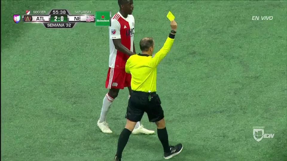 Tarjeta amarilla. El árbitro amonesta a Guillermo Hauche de New England Revolution