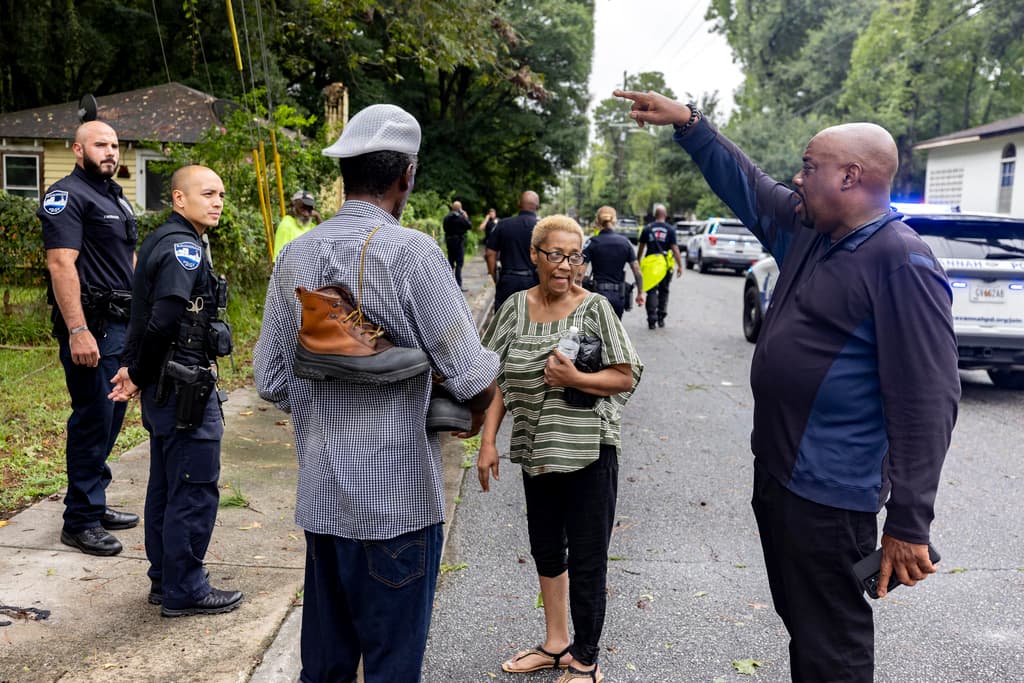 Van Johnson, alcalde de Savannah, salió a prestar ayuda a los residentes de Tremont Park, como Pamela Giscombe y Michael Jones, quienes necesitaron refugio.