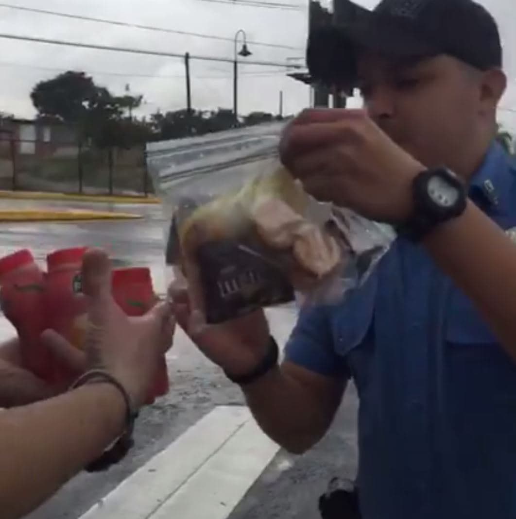 A lo largo y ancho de Puerto Rico se comparten imágenes de las personas felicitando a la Policía y brindándoles agua y otros suministros en agradecimiento a la gran labor que han realizado.