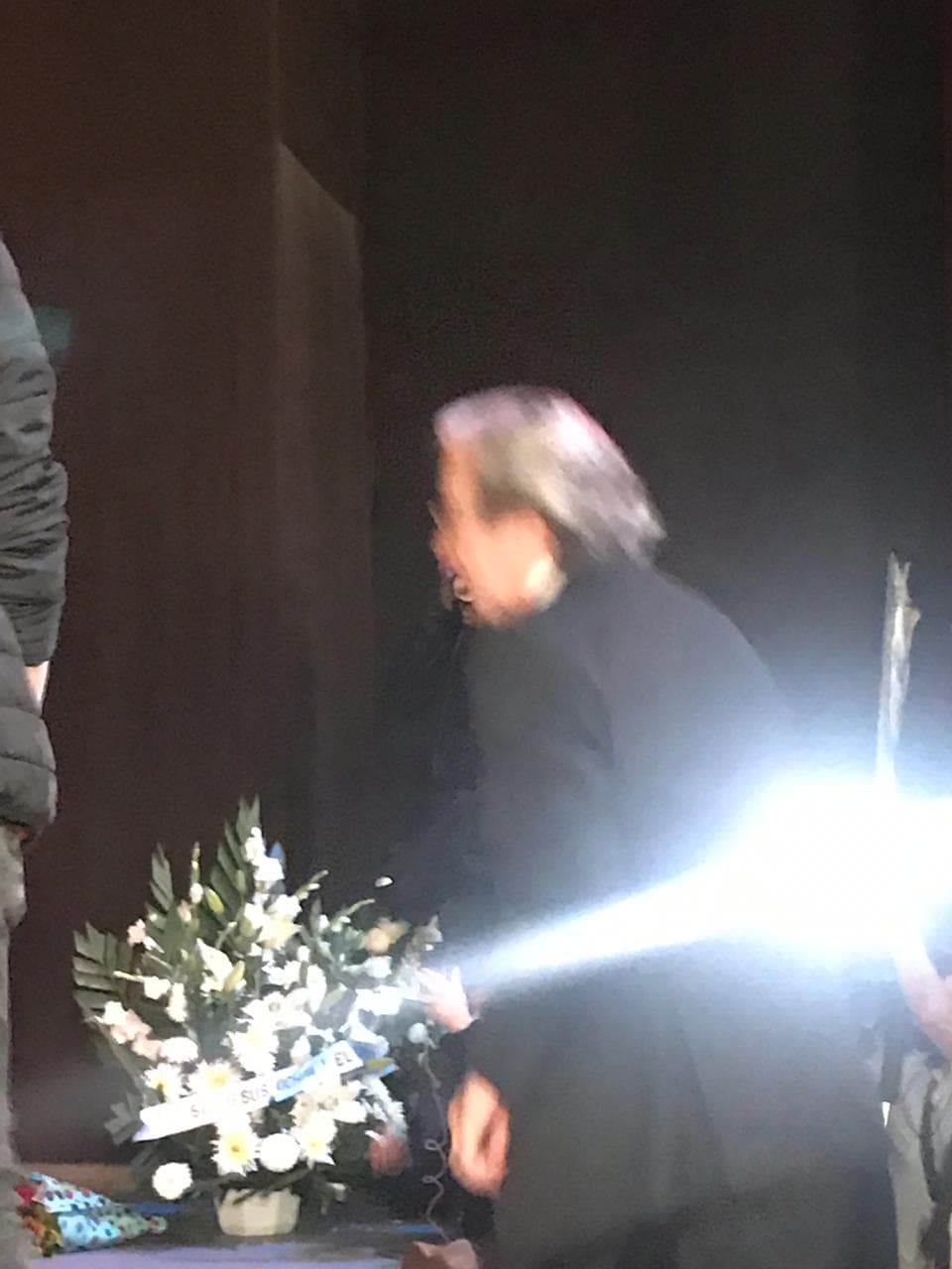 Lorenzo abandonó el recinto antes de que el público pudiera despedirse de su esposa.