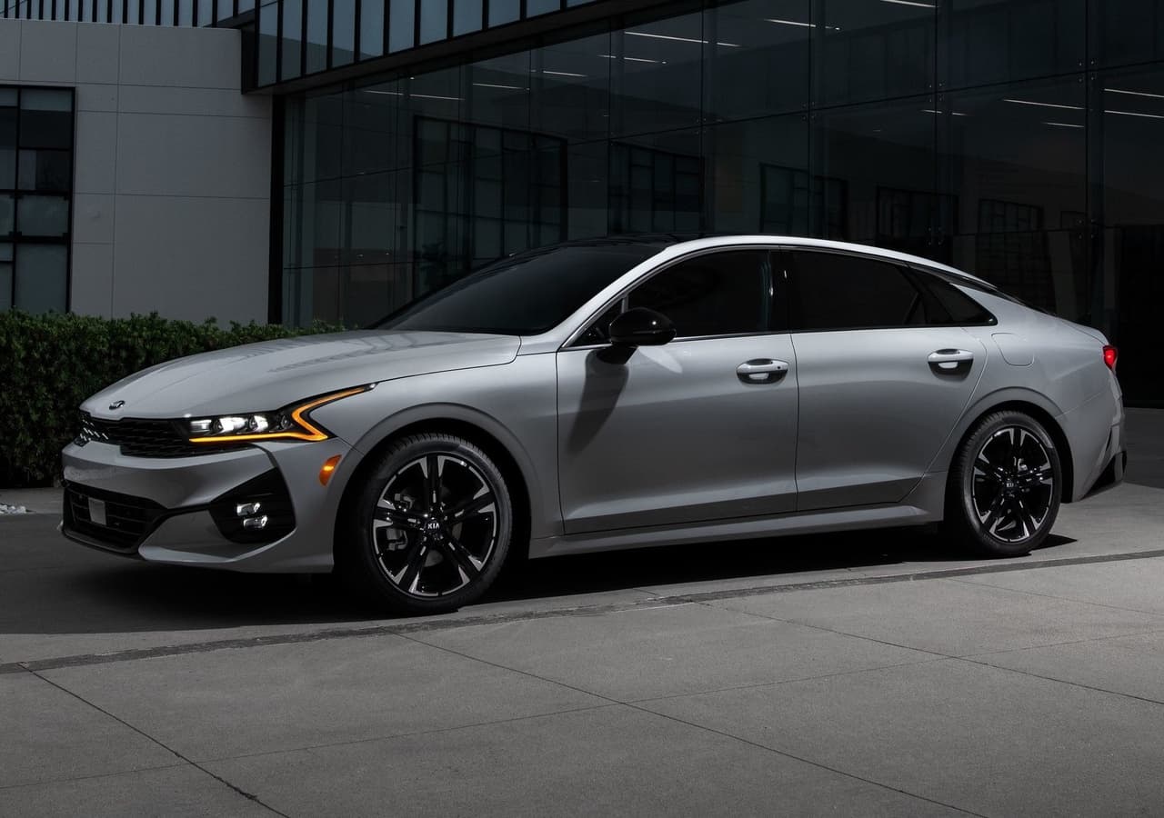 <h3 class="cms-H3-H3"><b>Kia K5 2021</b></h3>
<br>
<br>Kia deja a un lado el nombre Optima para su sedán mediano y pasa a llamarlo K5. Este modelo, que llega a su quinta generación con un rediseño total, busca enamorar al público con una apariencia atrevida y moderna, claramente inspirada en el Stinger, y con varias opciones para su tren motriz, entre ellas, un cuatro cilindros de 2.5 litros turbo con 290 caballos de fuerza y tracción en las cuatro ruedas. Su edición 2021 ya está disponible en los concesionarios de Estados Unidos a un precio inicial de 23,490 dólares.
<br>