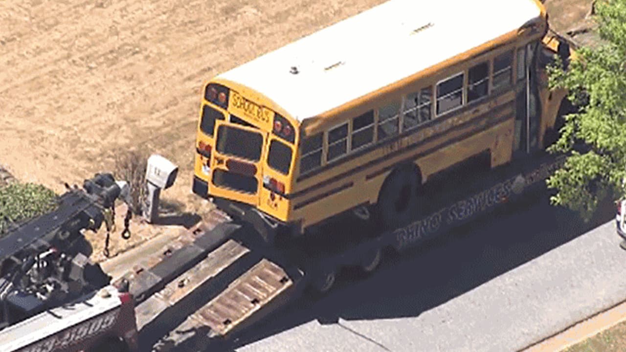 Al menos cuatro heridos al volcarse autobús escolar en Georgia