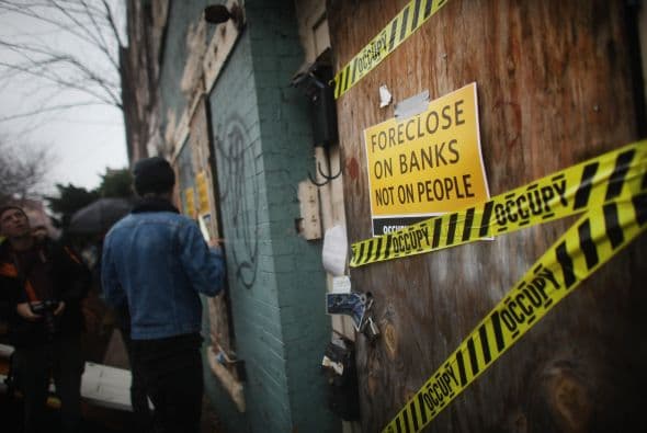 Estos movimientos parecen reflejar la persistente frustración de los manifestantes en torno a la crisis de vivienda que ha derivado en la ejecución hipotecaria de millones de casas después de la explosión de la burbuja inmobiliaria.