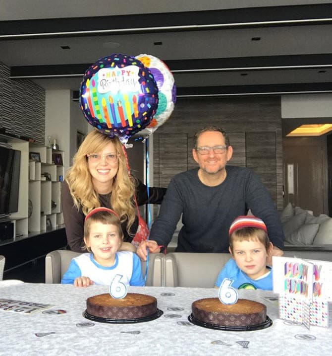 Aunque Akiva y Yehuda estaban programados para nacer en mayo de 2014,
<b>los mellizos se adelantaron seis semanas</b> y el parto se dio el 7 de abril en Miami, ciudad donde radicaban la colombiana y su esposo, reportó
<a href="https://peopleenespanol.com/article/nacieron-los-mellizos-de-maritza-rodriguez/" target="_blank">People en Español</a>.
<br>