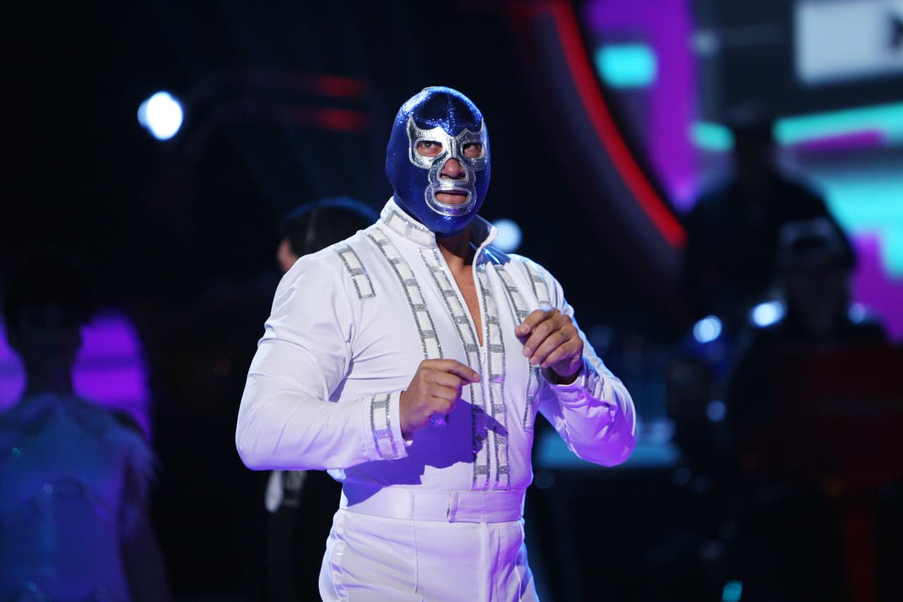 En el cuarto programa, Blue Demon Jr. comenzó la noche bailando un chachachá.