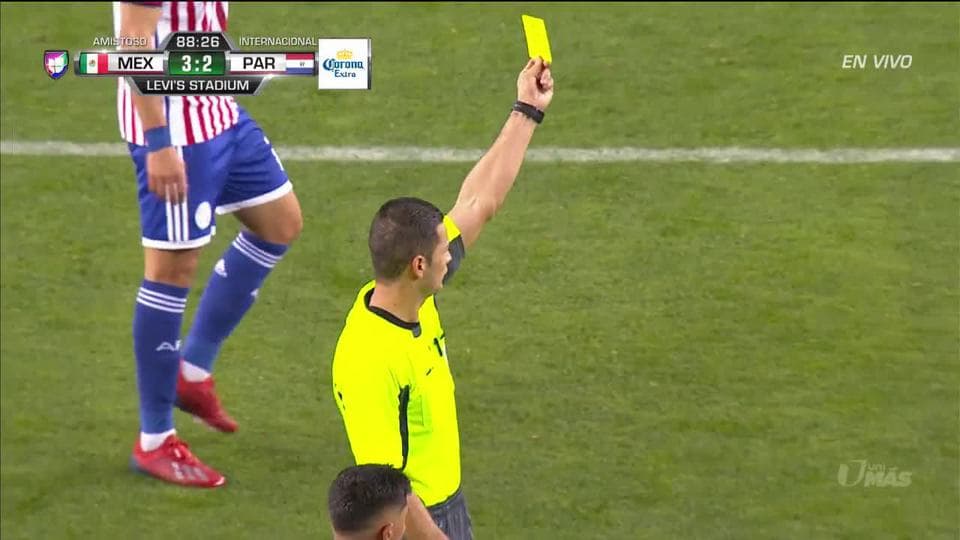 Tarjeta amarilla. El árbitro amonesta a Luis Montes de Mexico