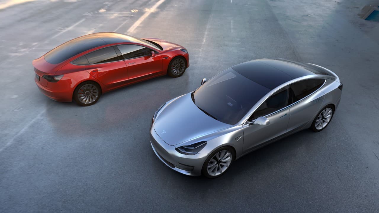 Tesla finalmente reveló al mundo el Model 3, su primer auto asequible