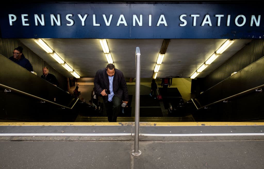 Las reparaciones en
<b>Penn Station</b> prometen un
<b>"verano infernal"</b>, como lo ha descrito el gobernador Andrew Cuomo. A fines de mayo trascendió que las reparaciones de Amtrak en esa estación significarán cierres de vías, demoras y cancelaciones de servicios. Por tales trabajos, el número de trenes se reducirá en un 20% en horas de mayor tráfico.