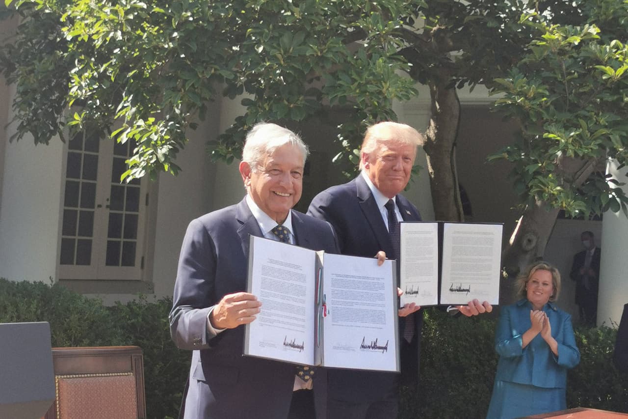 “Extraordinario discurso del presidente López Obrador, firma de declaración que hará historia sobre el TMEC y el futuro de nuestros países. El presidente Trump cálido y respetuoso con México. Día único en la relación bilateral”, escribió en Twitter el canciller mexicano, Marcelo Ebrard.
