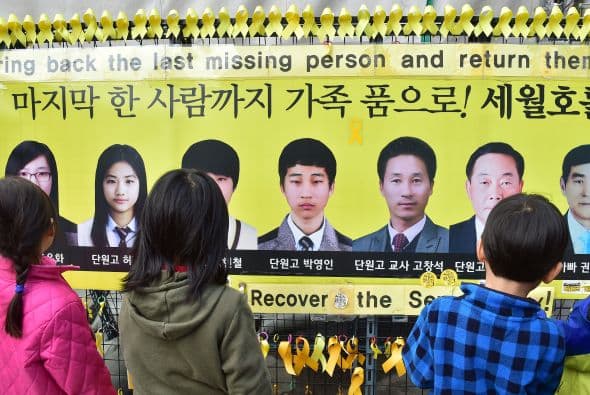 Los ciudadanos se acercaron al Ayuntamiento de Seúl y a la plaza de Gwanghwamun, en pleno centro de la capital, donde se encuentran los símbolos conmemorativos de la tragedia.