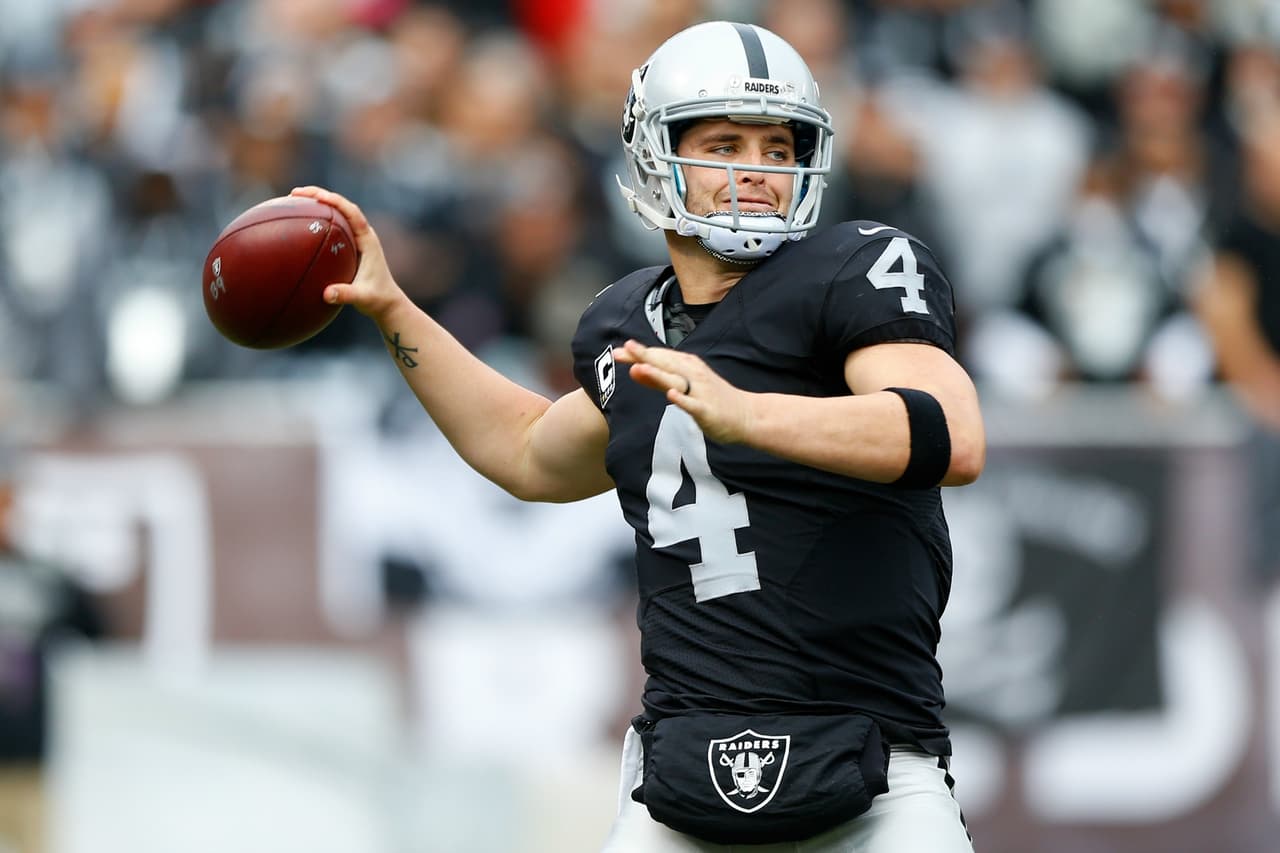 Derek Carr ocupará el lugar de Aaron Rodgers en el Pro Bowl