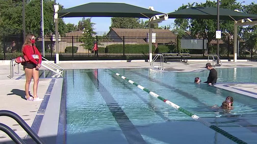 Busque salvavidas: nade en áreas designadas supervisadas por salvavidas.
<br>