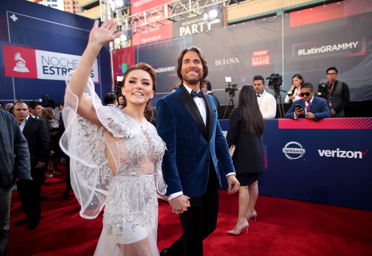 Fue en una publicación de Sebastián Rulli (pareja de Angelique), en donde se dio el encuentro entre la usuaria y la actriz.