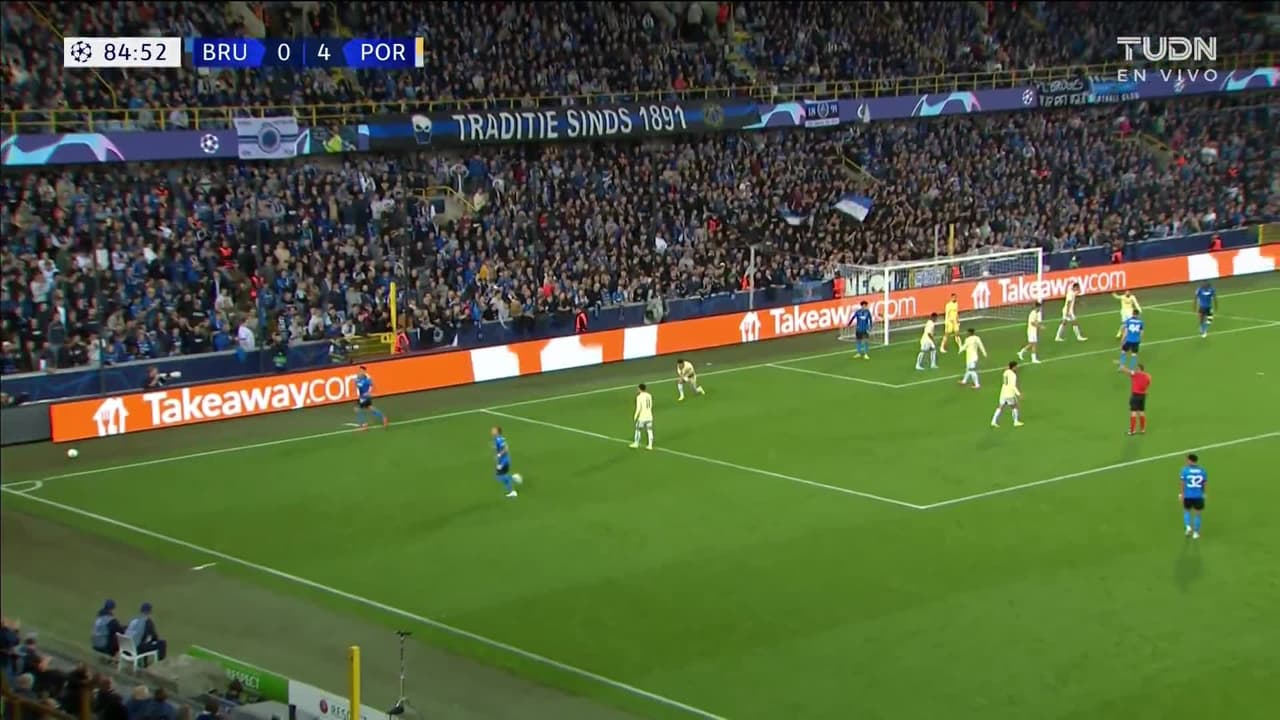 ¡TIRO ATAJADO! disparo por Ferran Jutglà.