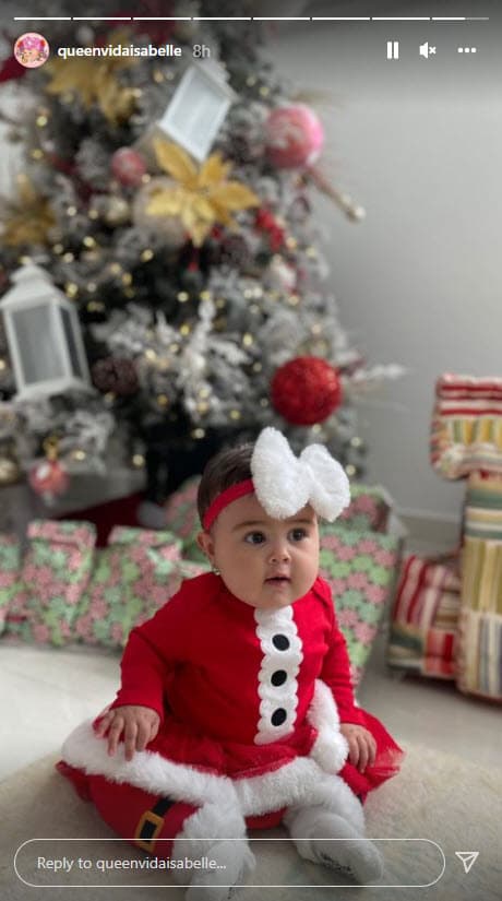 A pesar de tener solo siete meses parece una profesional ante la cámara fotográfica.