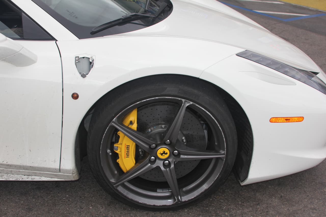 El sospechoso además le arrancó varios logos al motor y al chasis del vehículo.