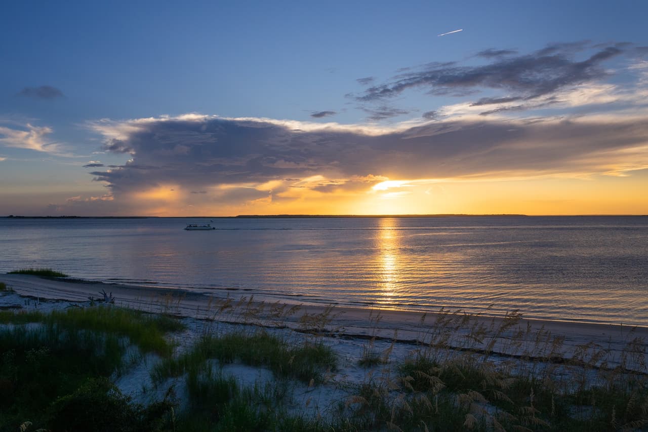 <b>St. Andrews Beach Park</b>
<br>Sitio web: 
<a href="https://www.jekyllisland.com/activities/beaches/st-andrews-beach/">https://www.jekyllisland.com/activities/beaches/st-andrews-beach/</a> 
<br>
<b><a href="https://goo.gl/maps/F3hWDo8P1oaA8W3aA">Cómo llegar</a> </b>
<br>
<br>Este parque de playa está a pocos pasos de Jekyll Point, el extremo sur de la isla. Es un lugar popular para observar aves migratorias y grupos de delfines. El parque de la playa también cuenta con una plataforma de observación de vida silvestre de dos pisos y el Wanderer Memory Trail.